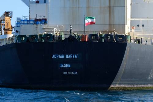 La nave con bandiera iraniana manda un messaggio agli Usa