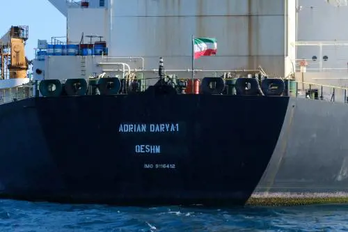 La nave con bandiera iraniana manda un messaggio agli Usa