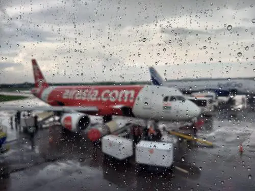 Paura a bordo del volo AirAsia, il motore avvolto in una palla di fuoco