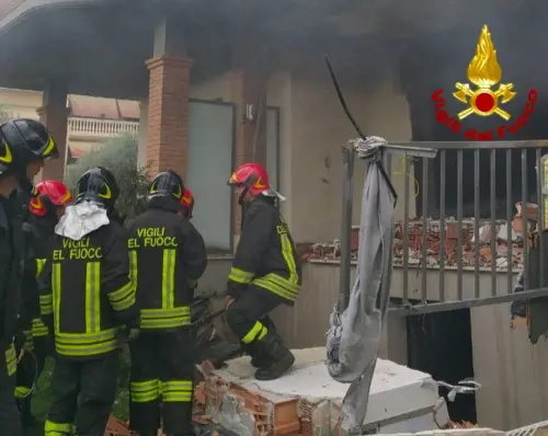 A fuoco una palazzina: ustionato un ragazzo