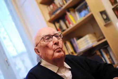 Una statua in onore di Andrea Camilleri nella sua Porto Empedocle