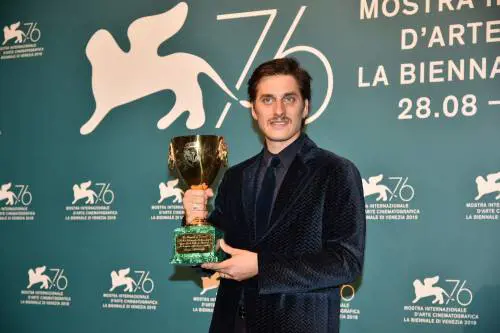 Venezia, Luca Marinelli miglior attore: "Dedico il premio a chi salva vite in mare"