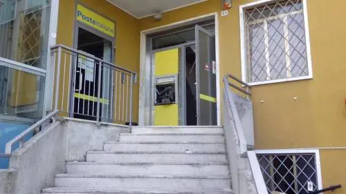 Assalto a Postamat: scontro a fuoco tra rapinatori e vigilante