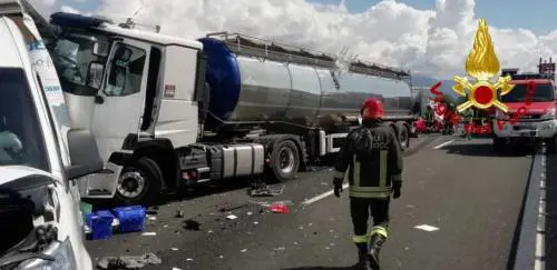Ragazzo di 27 anni travolto da un tir in una piazzola di sosta sulla A12