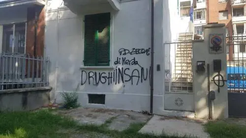 Torino, scritte offensive sulla sede. Il Pd: "Non ci faremo intimidire"