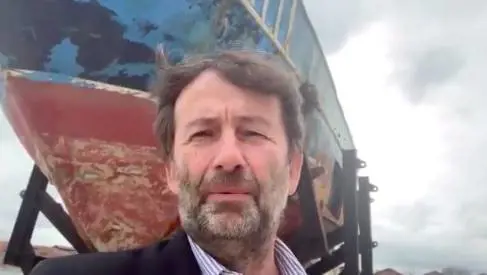 Franceschini posa col barcone: "Dopo mesi di odio, l'umanità"