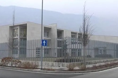 Detenuta vuole cambiar cella: poliziotta gettata a terra e presa a pugni
