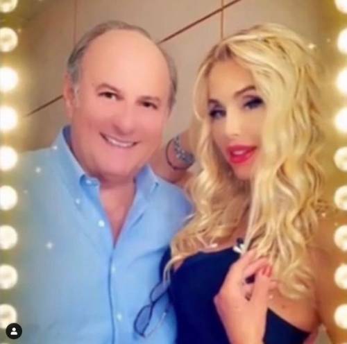 Valeria Marini eccede coi filtri: l'effetto su Scotti è esilarante