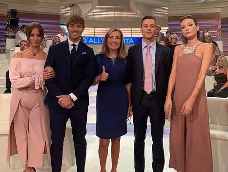 Barbara Palombelli pubblica una foto del cast di Forum e il web si scatena: "Orrenda!"