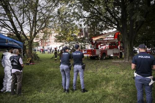 Uomo trovato morto impiccato a Milano