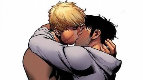 Brasile, sindaco di Rio contro il bacio gay degli eroi Avengers