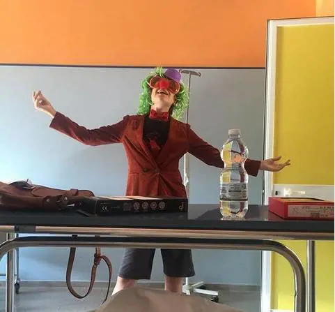 Il figlio di Sabrina Paravicini in ospedale vestito da clown: "Difficile vedere la propria mamma sofferente"