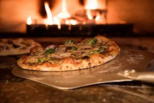 "Vermi sulla pizza". E il cliente viene condannato per la recensione