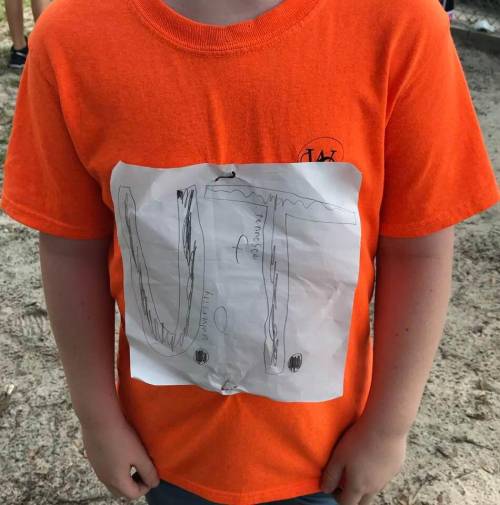 Usa, il disegno fatto a mano di un bimbo bullizzato diventa il logo ufficiale dell'Università