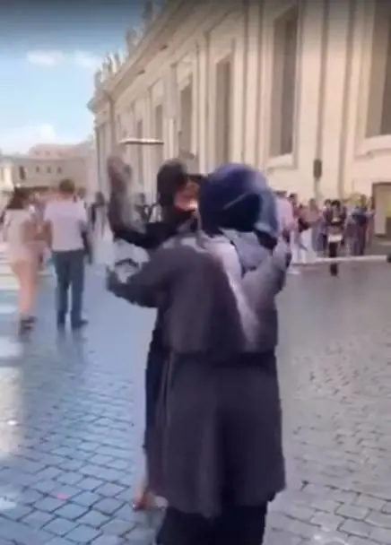 Roma, due mendicanti (che si fingono gobbe) si prendono a bastonate
