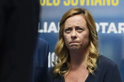 Meloni al governo: "Non c'è onore nel vostro tradimento"