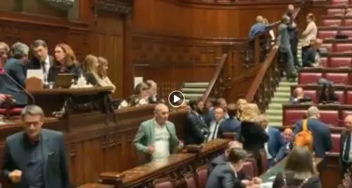 Morelli mostra a Conte la t-shirt "Parlateci di Bibbiano" alla chiama alla Camera