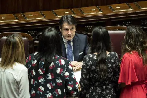 Conte incassa la fiducia: alla Camera 343 "sì" tra tensioni e contestazioni