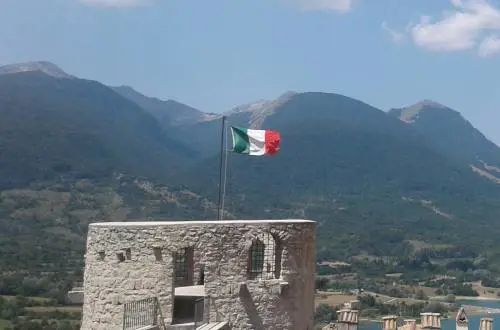 Sfregio di due stranieri agli Alpini: rubano il Tricolore e lo bruciano