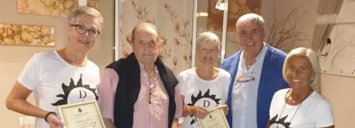Turiste tedesche tornano a Diano dopo 50 anni per salutare vigile