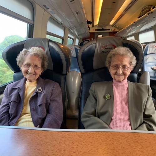 A 95 anni le gemelle svelano il loro segreto: "Tanta birra e zero sesso"