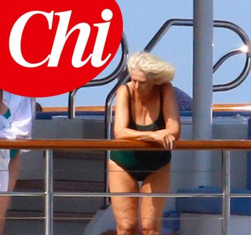 Camilla in vacanza senza Carlo si gode il mare sardo