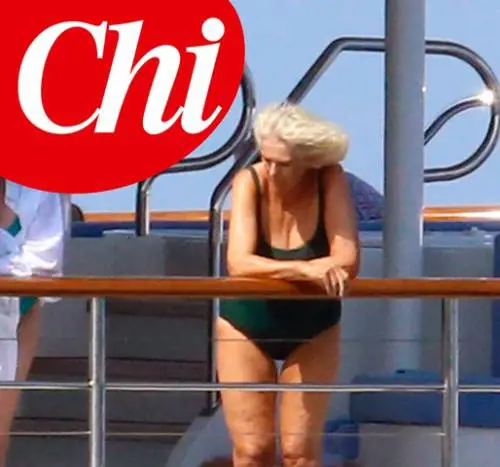 Camilla in vacanza senza Carlo si gode il mare sardo
