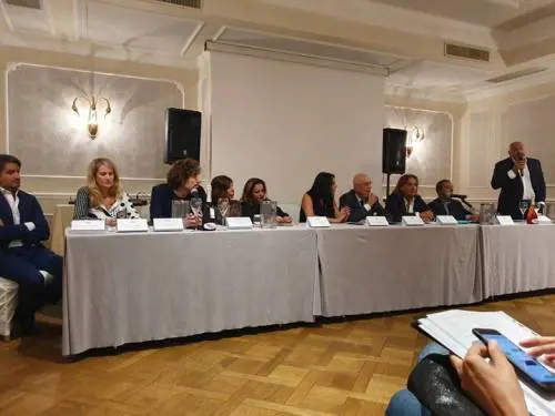 Milano Fashion Week, Luna Berlusconi celebra la donna curvy con un'opera d'arte