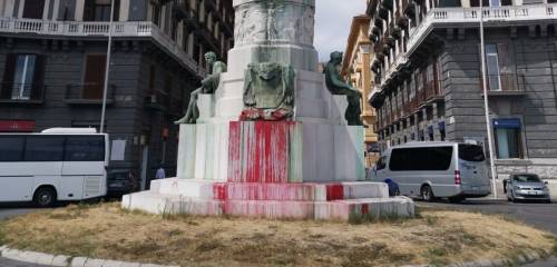Deturpata la statua di Umberto I sul lungomare di Napoli