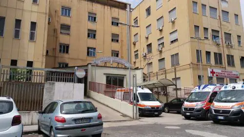 "Troppo lenti" e schiaffeggia medico al pronto soccorso