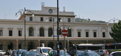 Malore sul treno: gli agenti lo soccorrono e lui li aggredisce