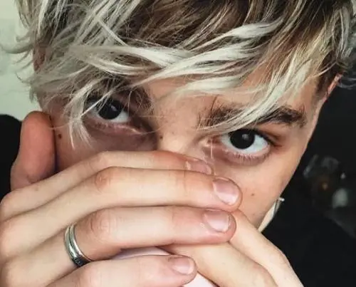 Offese dal pubblico per il trapper Biondo, ma lui zittisce gli haters dal palco 