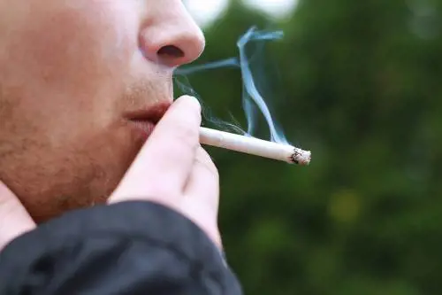 Esce sul balcone per fumare sigaretta e va a fuoco il pigiama: grave
