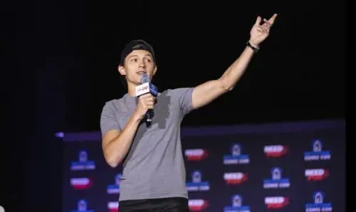 Tom Holland dice addio alla Marvel: "Ero di famiglia"
