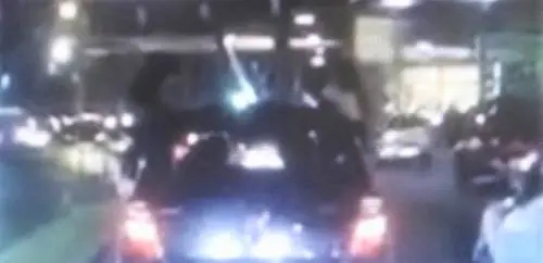 Passeggeri seduti sulle portiere delle automobili in circolazione: la denuncia