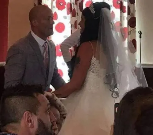 Lo invita a un matrimonio poi si presenta vestita da sposa