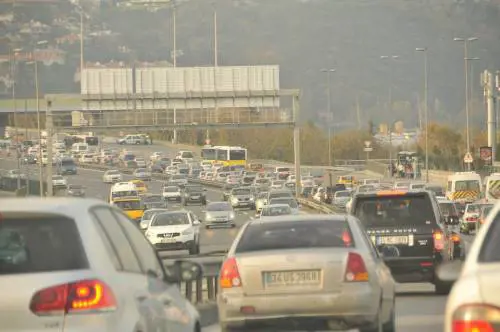 Anziano in bici semina il panico sulla tangenziale di Milano