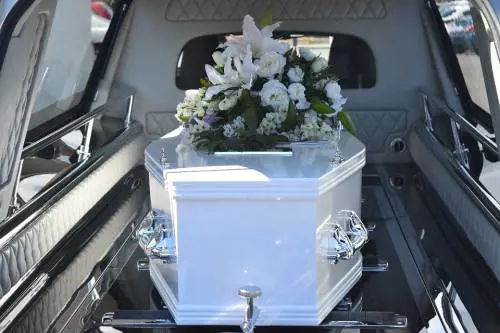 Carro funebre in ritardo sfreccia in autostrada