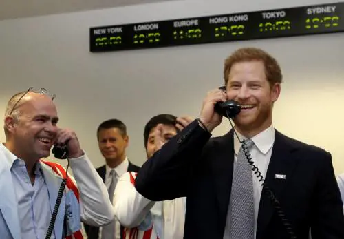 11 settembre, il principe Harry si trasforma in Gordon Gekko per beneficenza