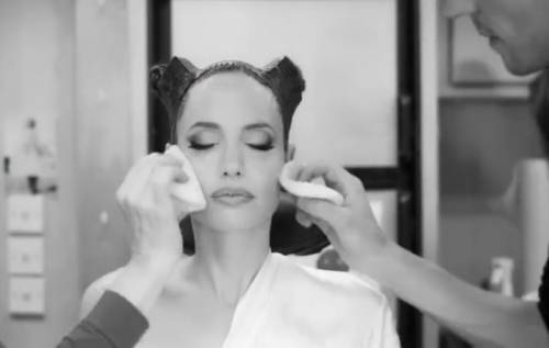 Angelina Jolie diventa la Signora del Male: il video della trasformazione è incredibile