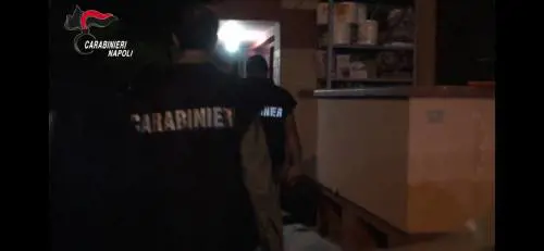Minacce, violenze e 72mila euro per il clan: arrestati in 7 