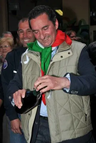 Sindaco capovolge foto di Mattarella e viene accusato di vilipendio