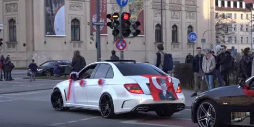 Germania, spari in aria e cortei di auto da corsa: il caos dei matrimoni turchi