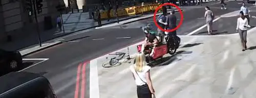 Il pedone riprende il ciclista che passa col rosso: lui reagisce così