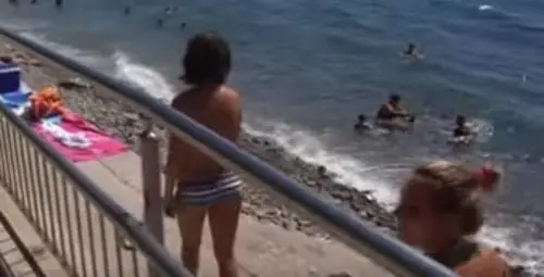 Straniero nudo al mare tra i bimbi e le famiglie aggredisce i poliziotti