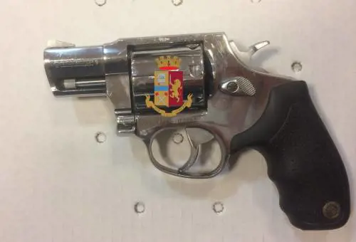 Nello scarico del bagno trovata una pistola rubata