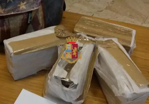 In auto con panetti di hashish, ​fermato un marocchino a Napoli