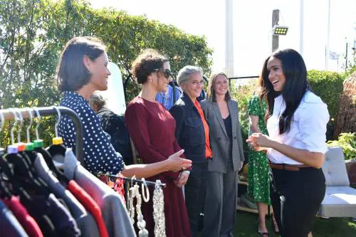 Meghan Markle presenta la sua capsule collection di abbigliamento femminile per lavoro