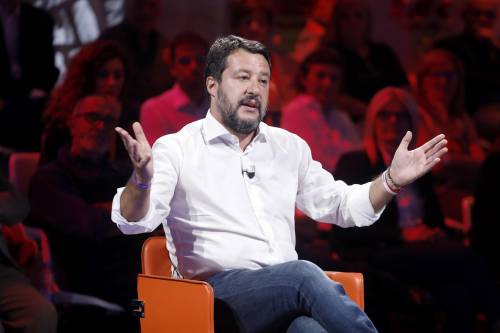 Salvini: "I Cinque Stelle pur di fare il governo hanno messo la lingua in bocca a Renzi"