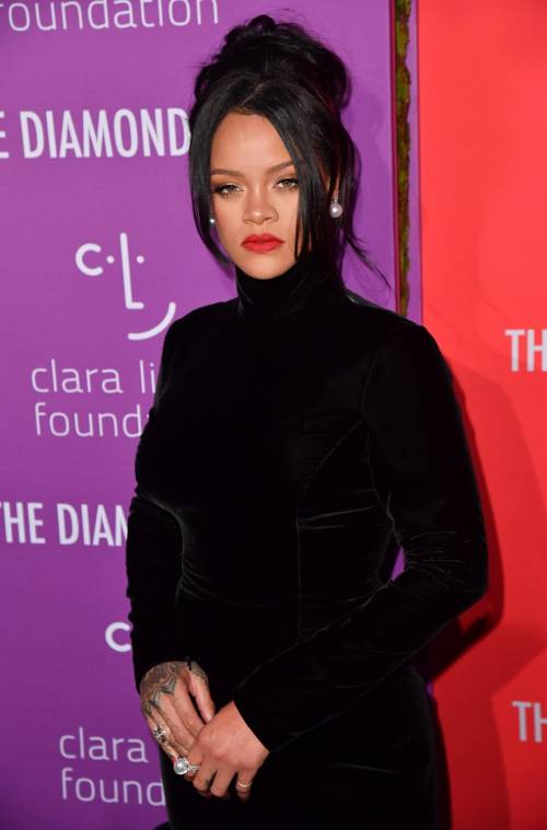 Rihanna rifiuta di esibirsi al Super Bowl: "Troppo impegnata"